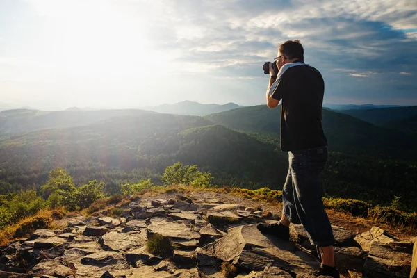 Man Press Camera His Face Looking Viewfinder Tourist Takes Photo — Stock Photo, Image