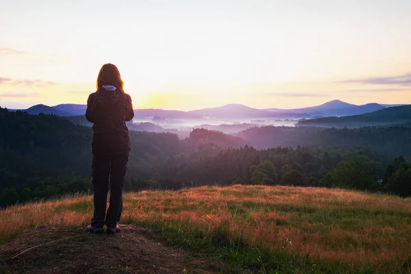 Vrouwelijke Fotograaf Met Camera Fotograferen Van Zonsopgang Heuvelachtig Landschap Voor — Stockfoto