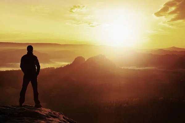 夢を見ろ 日没と輪郭のハイキングシルエット ハイカーは美しい夢のような景色 日没の感動的な風景を見て — ストック写真