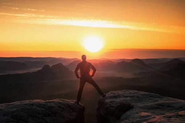 Uomo Silhouette Escursionistica Montagna Salto Tramonto Escursionista Maschio Con Bastoni — Foto Stock