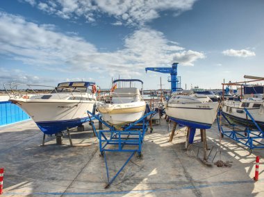Kuru Rıhtımda Üç Tekne. Palma de Mallorca şehrindeki yat limanı, 26 Ocak 2020