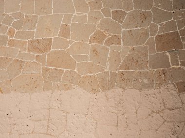 Yenilenme yerleri olan ortaçağ duvarları. Mermer ve kumdan taş döşeme. Ortaçağ rotundası.