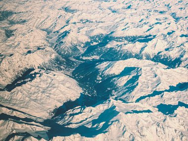 Karlı Avrupa dağları. Uçaktan manzara. İtalya ve İsviçre Alpleri 'nin bir kısmı.