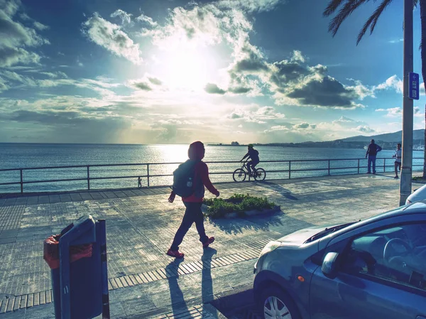 Ocak 2020 Palma Mallorca Şehrinde Yaya Motosikletliler Deniz Kıyısında Kaldırımda — Stok fotoğraf