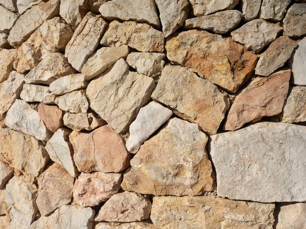 Kamienna Ściana Fortecy Wykonana Połamanych Skał Kamienny Mur Oświetlony Słońcem — Zdjęcie stockowe