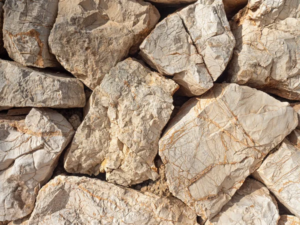 Naturalna Kamienna Ściana Kamieniami Kilku Kolorach Takich Jak Ciemnoczerwony Jasnoczerwony — Zdjęcie stockowe