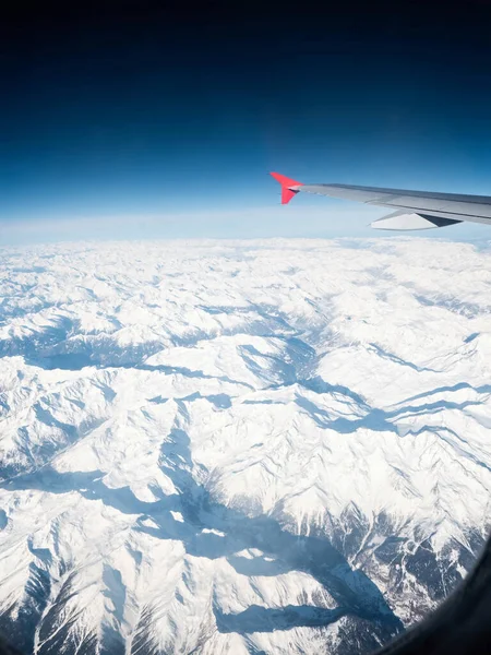 Flugzeugflügel Mit Rotem Winglet Schwebt Klarer Luft Über Verschneiten Schweizer — Stockfoto