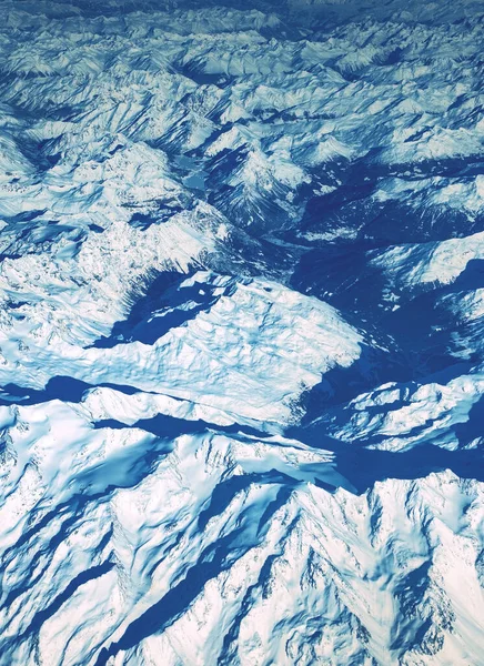 Ble 빙하가 겨울높은 산봉우리들 아래검은 — 스톡 사진
