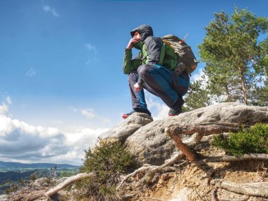 Norveç 'teki uzak dağların manzarasına bakan bir turist. Yürüyüş, dinlenme gezisi