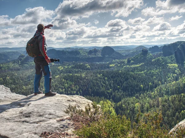 Fotografo Con Zaino Pesante Treppiede Mano Una Scogliera Rocciosa Guardando — Foto Stock