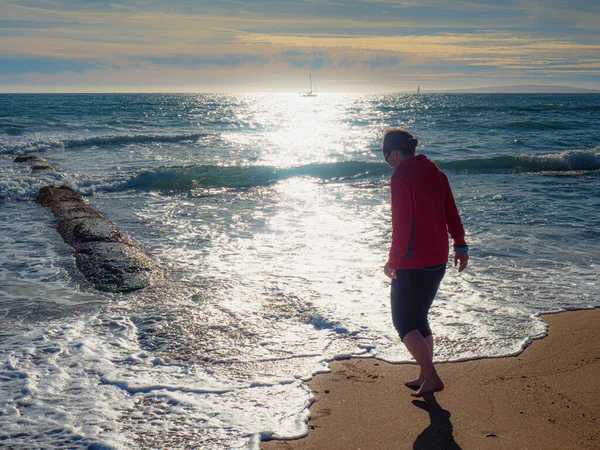 Sportlerin Testet Kaltes Wasser Des Nachmittagsmeeres Mädchen Rotem Sweatshirt Und — Stockfoto