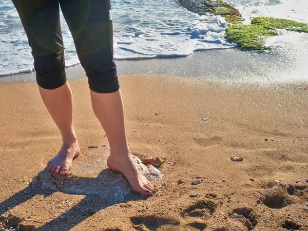 Único Conceito Férias Férias Pernas Mulher Andando Praia Horário Sutset — Fotografia de Stock