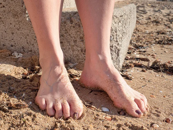 Mulher Pés Descalços Pernas Relaxar Areia Praia Mar Pernas Descansando — Fotografia de Stock