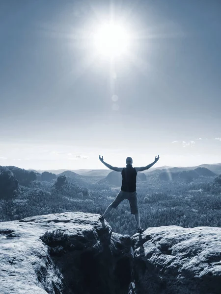 Homem Com Braço Estendido Celebrando Pôr Sol Inspirador Nas Montanhas — Fotografia de Stock