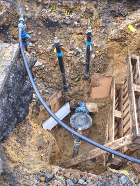 Hala devam eden boru işi. Hdpe tüplü siyah balta valf eklemleri