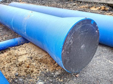 İnşaat alanındaki borular yeraltı kullanımına hazır. Su teslimatı için yeni boru hattı