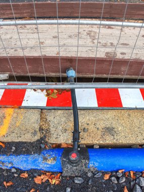 Çelik ve PVC plastik borulardan oluşan su iç. İnşaat alanı beyaz Ldpe folyo ile işaretlendi,