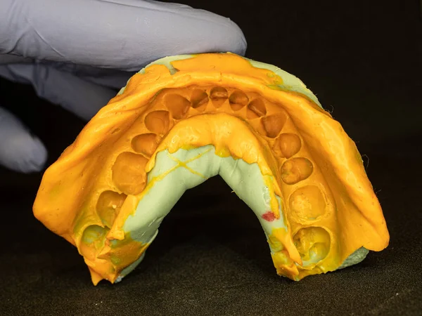 Zahnschimmel Aus Dem Oberkiefer Aus Silikonmaterial Präzise Abdrücke Der Zahnreihe — Stockfoto