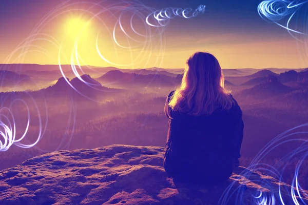 Женщина Сидящая Скале Видом Долину Гора Глядя Закат Солнца Абстрактный — стоковое фото