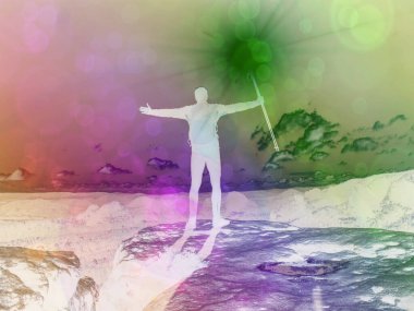 Dağın tepesinde sırt çantalı bir erkek yürüyüşçü güzel gece manzarası soyut filtresine bakıyor..