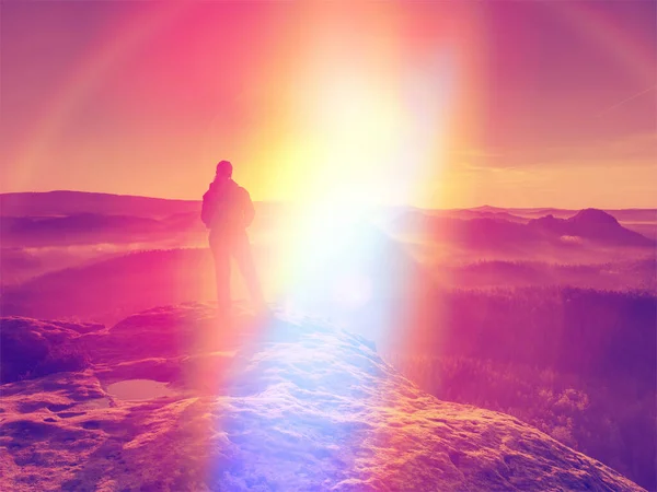 Człowiek Udanej Wędrówce Sylwetka Górach Wędrowiec Szczycie Góry Patrząc Piękny — Zdjęcie stockowe