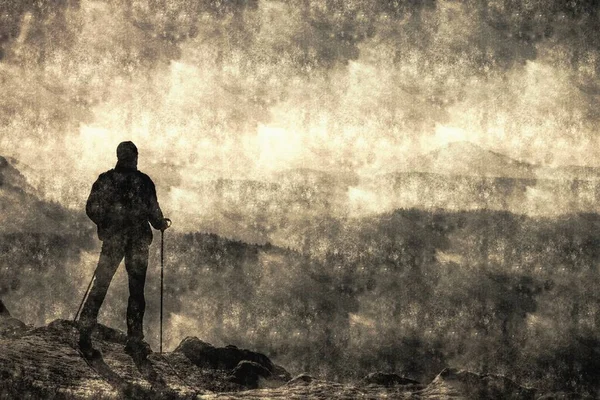 Отказ Путешествия Турист Рюкзаком Поднимается Вершину Горы Фоне Заката Калотипический — стоковое фото