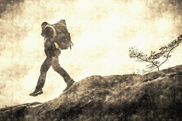 Upptäckt Resmål Koncept Hiker Man Med Ryggsäck Stiger Till Berget — Stockfoto