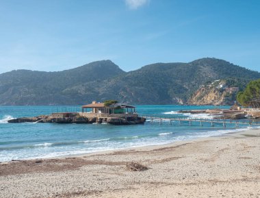 Mar Kampı 'nda, Mayorka İspanya' sında, Balearic adalarında güzel bir kumsal. Adadaki bar.