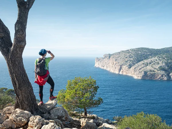 Chica Viajera Que Vigila Bahía Camp Mar Mallorca Sendero Montaña —  Fotos de Stock