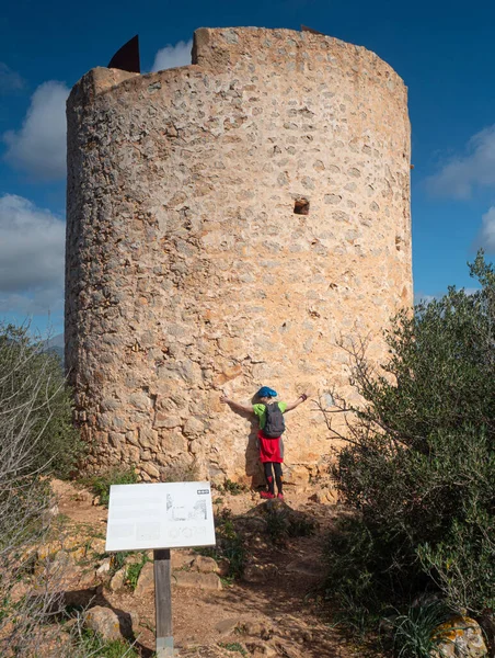 Frau Umarmt Verteidigungsturm Torre Cap Andritxol Mallorca Spanien Wanderweg Entlang — Stockfoto