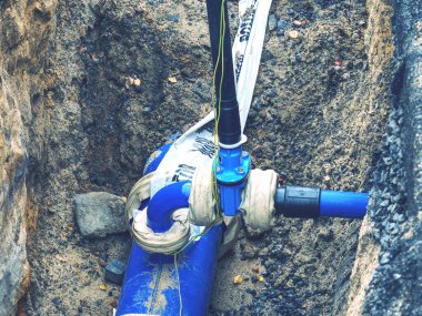 Su borusu tamiri. Şehir altyapısının yeniden inşası, caddede işyeri inşaatı.