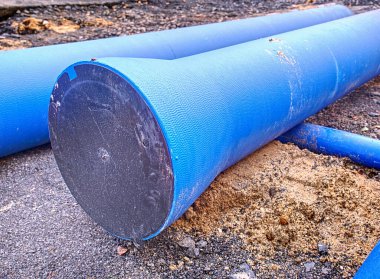 Su kaynağı için büyük boy plastik HDPE boru. Şehrin ana şubesinin tamiri..