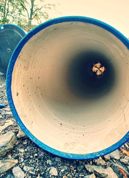 Çilebilir Kaynağı Için Büyük Çaplı Hdpe Borusuna Bakıyorum Kasabadaki Taşıma — Stok fotoğraf