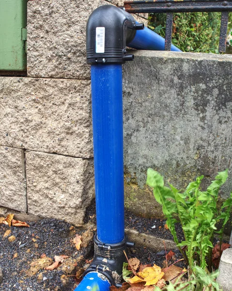 Hdpe Blaues Rohr Durch Schwarz Gebogenes Teil Städtische Trinkwasserversorgung Angeschlossen — Stockfoto