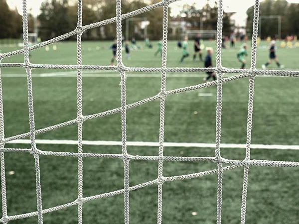 Primer Plano Del Césped Fútbol Entrenamiento Los Niños Hierba Verde —  Fotos de Stock