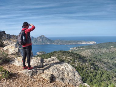 Pintal Vermell tepesinden, Sant Elm köyü ve Sa Dragonera adasını güzel siyah saç solungaçları izliyor. Mallorca veya Mayorka, Balear Adaları 'ndaki en büyük adadır.