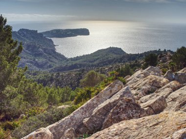 Vadinin yukarısında deniz manzaralı kayalık bir yer. Mallorca Adası