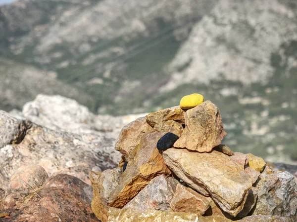 Ostre Kolorowe Kamienie Ułożone Przełęczy Górskiej Punkt Orientacyjny Jesienny Poranek — Zdjęcie stockowe