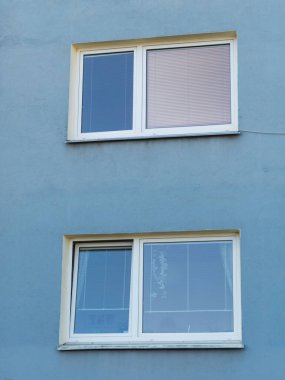 Bir binanın kahverengi beton duvarındaki beyaz pencere.