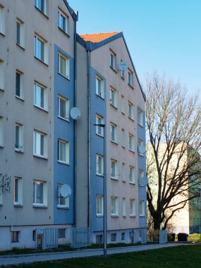 Çocuk parkındaki apartman dairesi..