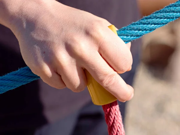 Hand Holding Rope While Climbing Wall Entertainment Recreation Mountaineering Training — Stock Photo, Image