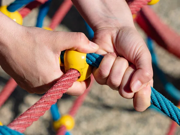 Ferro Ponto Articulado Cordas Crianças Teia Aranha Mão Segurando Corda — Fotografia de Stock