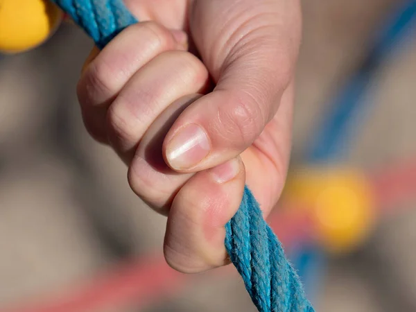 Hand Hold Punkt Łączący Linach Pajęczej Sieci Dzieci Nowoczesny Playgound — Zdjęcie stockowe