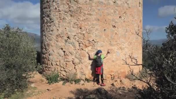 Vrouw Geeft Knuffel Verdedigingstoren Torre Cap Andritxol Mallorca Spanje Trail — Stockvideo