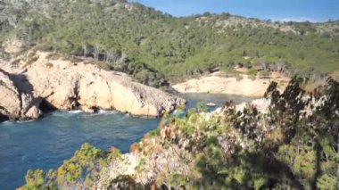 Rocksin Calo den Monjo 'da dalgalar çarpıyor, manzara doğa manzarası ve deniz manzaralı güzel tropikal deniz.