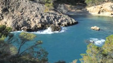 Küçük bir kıyı şeridi boyunca kayalık kenarlar. Mallorca Adası, İspanya Akdeniz, Balear Adaları.
