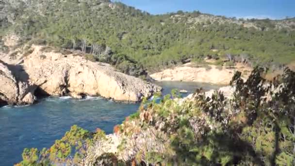 Botsende Golven Rotsen Calo Den Monjo Landschap Uitzicht Natuur Prachtige — Stockvideo