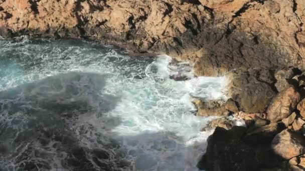 Calo Monjo湾 スイミングのための静かで澄んだ水で素晴らしい湾の細い首 マヨルカ島ペグエラ村 — ストック動画