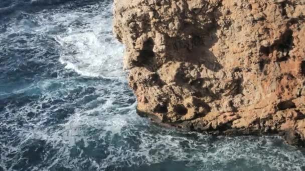 Raues Wasser Und Klippen Cap Calo Monjo Bucht Dünner Hals — Stockvideo