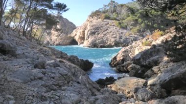 Cal d 'en Monjo, Mallorca, İspanya' daki keskin kayalıklara ve vahşi kıyı şeridine bakın.